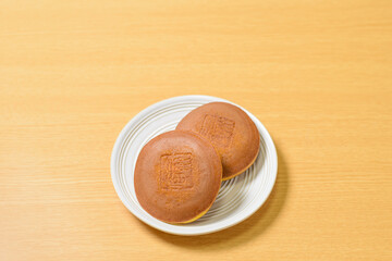 和菓子　どら焼き　しっとり、ふわふわの生地の間に粒あんがたっぷり入った美味しい和菓子