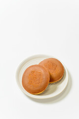 和菓子　どら焼き　しっとり、ふわふわの生地の間に粒あんがたっぷり入った美味しい和菓子