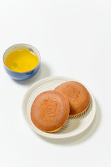 和菓子　どら焼き　しっとり、ふわふわの生地の間に粒あんがたっぷり入った美味しい和菓子