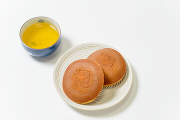 和菓子　どら焼き　しっとり、ふわふわの生地の間に粒あんがたっぷり入った美味しい和菓子