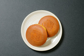 和菓子　どら焼き　しっとり、ふわふわの生地の間に粒あんがたっぷり入った美味しい和菓子