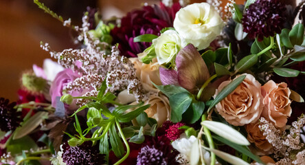 gros plan sur un bouquet de fleurs lors d'une cérémonie de mariage à l'intérieur