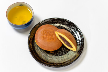 和菓子　どら焼き　しっとり、ふわふわの生地の間に粒あんがたっぷり入った美味しい和菓子