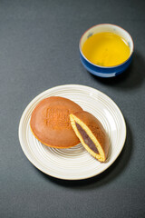 和菓子　どら焼き　しっとり、ふわふわの生地の間に粒あんがたっぷり入った美味しい和菓子