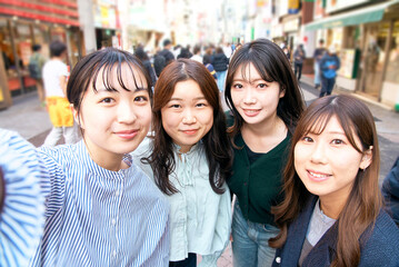 街中で自撮りする4人の女性達