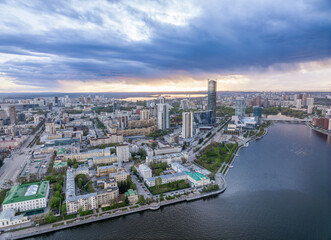 Obraz premium Yekaterinburg city and pond aerial panoramic view at summer sunset.