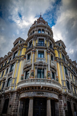 Las calles de Oviedo, Espa&ntilde;a, se llenan de las estatuas que celebran gente y momentos importantes en historia