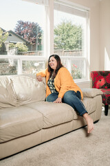 Obraz premium South Asian ladies enjoying their time together at home 