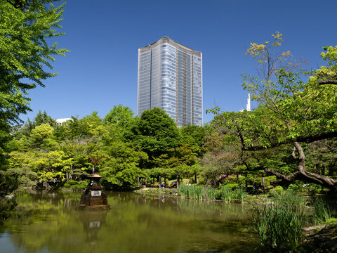 日比谷公園の雲形池と東京ミッドタウン日比谷。2023年4月、東京都千代田区にて撮影。