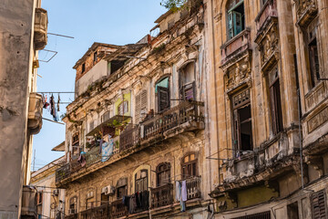 Fototapeta na wymiar The dilapidated buildings of the old neighborhoods of Havana in Cuba