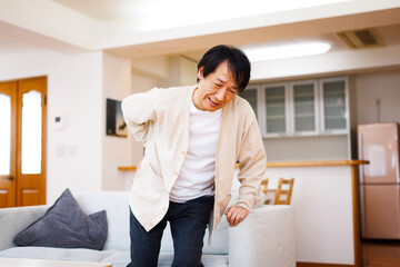 家で腰痛に苦しんでいる成熟した日本人