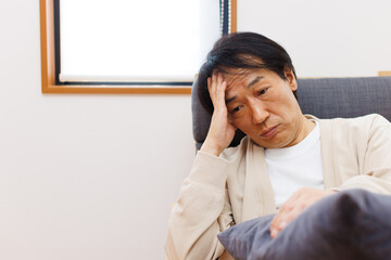 頭痛に苦しんでいる成熟した日本人