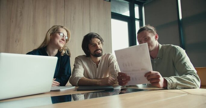 Dynamic Collaboration: Empowering Communication and Knowledge Exchange in the Sunlit Office