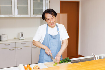 キッチンで食事の準備をしている成熟した日本人