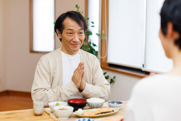 食事で成熟した日本のカップル