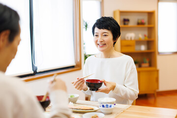 食事を食べている成熟した日本のカップル