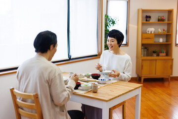 Fototapeta na wymiar 食事を食べている成熟した日本のカップル