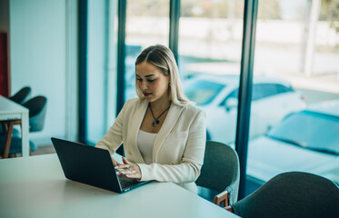Obraz premium Shot of college students use laptops and tablets to complete homework and assignment. Socializing with friends in academic library. Self-discipline, practiced in positive and inspiring atmosphere