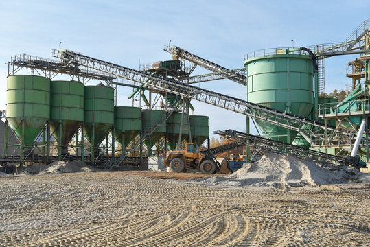 Industrial plant: gravel and sand pit for the extraction of building materials for the construction industry