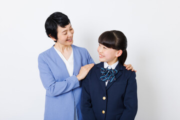 祖母と一緒に制服を着た日本の女の子の肖像画