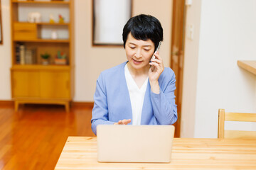 自宅で働く成熟した日本人女性