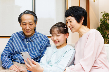 自宅で祖父母と孫娘の日本の家族