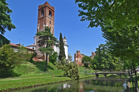 Castelfranco Veneto, le antiche mura e  torri della città - Treviso