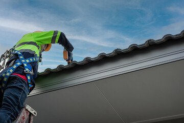 Roof repair, a Specialist in Roof Forming, is the Replacement of roof plates that have been used for a Long time. © Phoophinyo
