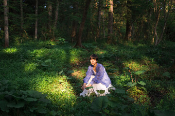 自然豊かな森の中でリラックスしているヘルシーな日本人女性のビューティーポートレート