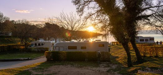Traumhafter Campingplatz an der Adriaküste in Kroatien: Wohnmobil und Sonnenuntergang