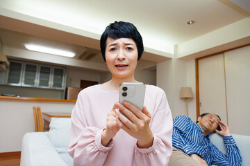 助けを求める成熟した日本人女性