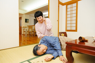 助けを求める成熟した日本人女性