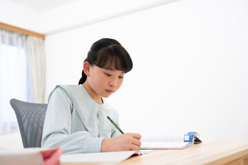 家で勉強している日本の女の子