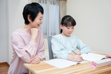 成熟した日本人女性は、勉強中に孫娘に同行します