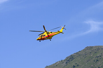 Fototapeta na wymiar elicottero soccorso 