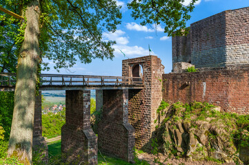 Zugang und Brückenturm von Burg Landeck bei Klingenmünster. Region Pfalz im Bundesland...