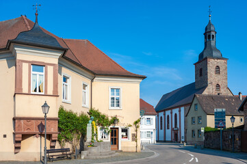 Ortsbild in Klingenmünster mit Stiftsschaffnerei und Stiftskirche St Michael. Region Pfalz im Bundesland Rheinland-Pfalz in Deutschland