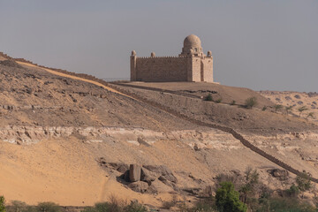 Vista de una Mezquita encima de una montaña de arena. Egipto. 