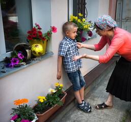 Mom scolds son for broken flowerpot - obrazy, fototapety, plakaty