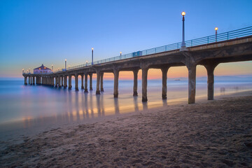 Fototapeta premium Manhattan Beach Pier at sunset in California, Los Angeles, USA.