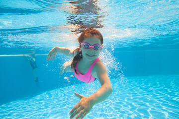 girl in swimming pool - 605646262