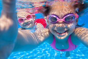 Obraz na płótnie Canvas girls in swimming pool