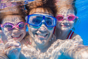 family in swimming pool - 605646479