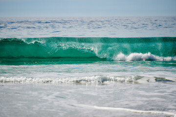 Fototapeta premium Beautiful view of turquoise waves of an ocean splashing into the coast