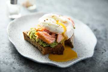 Benedict eggs with hot smoked salmon