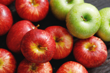 Fototapeta na wymiar fresh red and green apples on the wooden floor