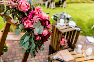 Blumenkunstwerke am Tisch: Kreative Tischdekoration mit beeindruckenden Blumenarrangements