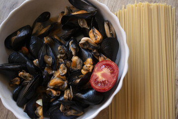 spaghetti with mussels and tomato