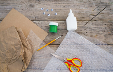 Step-by-step instructions for creating a jellyfish or octopus from bubble wrap and cardboard, with...