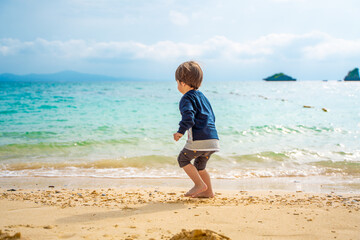 初夏の海遊びを楽しむ男の子
